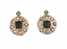 59.  Pendientes S. XIX circulares con símil emeralda cuadrada y orla de perlas de vidrio