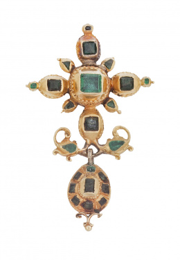 1.  Cruz colgante de esmeraldas S.XVIII-XIX con botón colgante en forma de pera