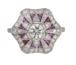 342.  Sortija  estilo Art-Decó, con rubíes y brillantes en forma hexagonal, y centro de brillante de 0,45 ct