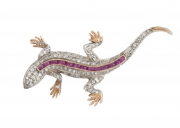 338.  Broche lagartija de estilo Art Decó cuajada de brillantes, con línea central de rubies talla gota de sebo