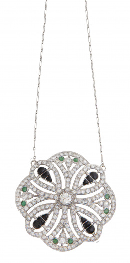 325.  Pendentif estilo Art-Decó de brillantes, ónix y esmeraldas en trabajo calado, con cadena fina de platino