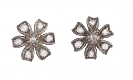 5.  Pendientes de pp. S. XIX con flores de diamantes
