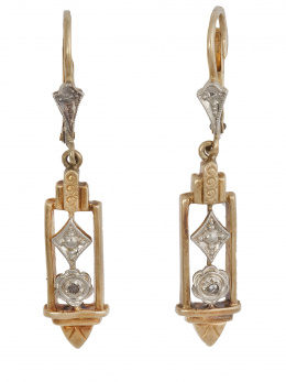 87.  Pendientes largos Art-Decó con piezas colgantes rectangulares colgantes, con dos diamantes en su interior