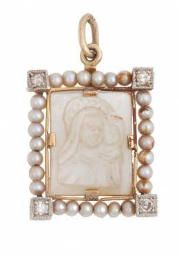 79.  Medalla colgante Art-Decó rectangular con Virgen de nácar en marco de perlas finas y brillantes