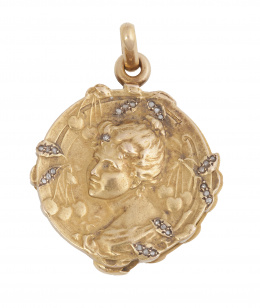 82.  Colgante portafotos guardapelo Art Nouveau con busto de dama rodeada por formas vegetales adornadas con diamantes