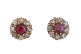 91.  Pendientes rosetón de pp. S. XX con rubíes orlados de diamantes