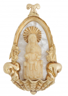 74.  Medalla colgante de pp. S. XX con Virgen y Niño en marfil en capilla de oro con fondo de nácar