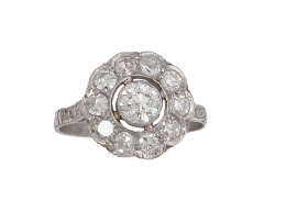 89.  Sortija rosetón de brillantes de pp. S. XX con un brillante central de 0,60 ct