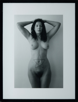 321.  MARINA ABRAMOVIC (Belgrado, Serbia, 1946)“Nude with a cut star”, 2005.