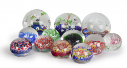 779.  Lote formado por doce pisapapeles variados, alguno de tipo "Millefiori", S. XX.