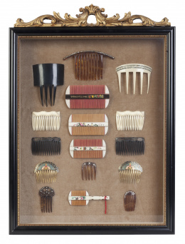 758.  Colección de dieciséis peinas chinas, alguna en símil carey, enmarcadas en vitrina, S. XX.