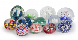 778.  Lote formado por doce pisapapeles variados, alguno de tipo "Millefiori", S. XX.