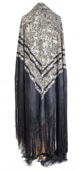 759.  Mantón de Manila en seda negra bordada con hilo blanco, pp. del S. XX.