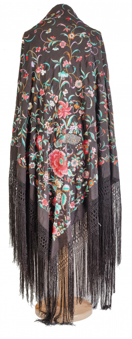 760.  Mantón de Manila en seda marrón bordada con hilos de colores formando aves y flores, pp. del S. XX.