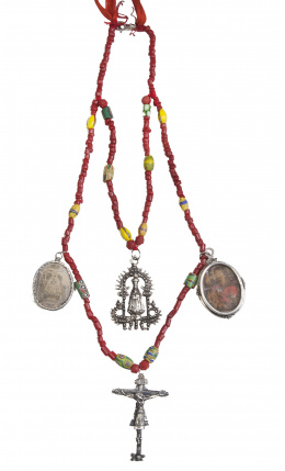 19.  Collar largo popular de dos vueltas, con dos relicarios, Cristo de Burgos y medalla de Virgen calada 