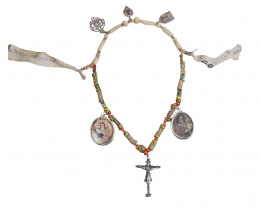 21.  Collar popular con dos relicarios, Cristo de Burgos y corazón preñao de León y dos medallas
