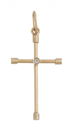 232.  Cruz colgante con brazos lisos rematados en cordoncillo de oro con un brillante en chatón central