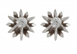 146.  Pendientes con circonita en garras elevadas de oro blanco