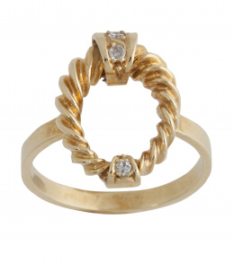 206.  Sortija con óvalo gallonado y calado frontal adornado con brillantes en banda superior e inferior