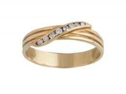 187.  Sortija con tres aros unidos atravesados por banda oblícua de brillantitos