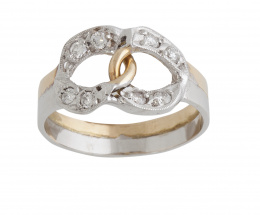 181.  Sortija con dos eslabones ovales de brillantes en el frente