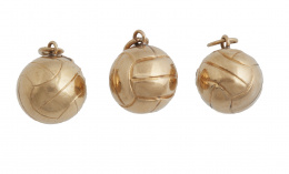 274.  Conjunto de tres colgantes esféricos con decoración grabada a modo de balón antiguo