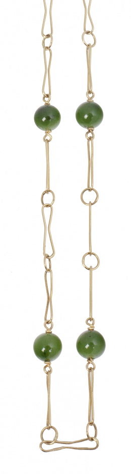 236.  Collar de cuentas esféricas de jade, entre tríos de eslabones en forma de ocho alargado
