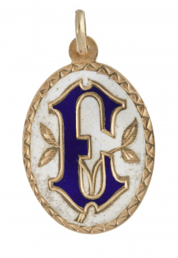75.  Colgante oval con letra "E" de esmalte azul sobre fondo esmalte color crema