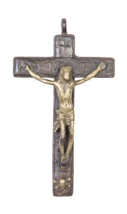 1037.  Relicario de la Vera Cruz con Cristo crucificado en bronce dorado y madera.S. XVII - XVIII.