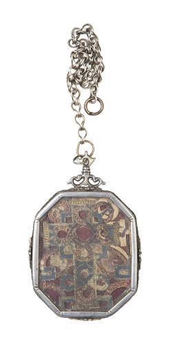 505.  Relicario octogonal de plata, con dos viriles, contiene reliquia de San Pedro, papel recortado y coloreado. El marco rematado por cordoncillo y florones y su cadena original.España, S. XVII - XVIII.