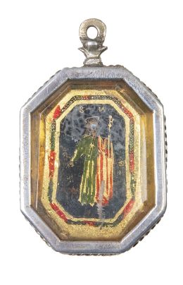 502.  Medalla devocional octogonal con Santiago apóstol, en cristal eglomizado y dorado y marco de plata rematado por un cordoncillo.Trabajo milanés, S. XVII.