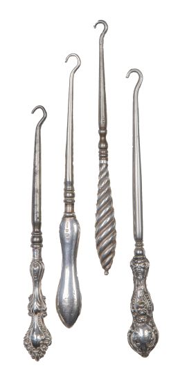 1388.  Lote de cuatro abrocha botones de plata y acero.Tres con marcas de Birmingham, Inglaterra: uno marcado Crisford & Norris, 1906; 1911; y 1915.