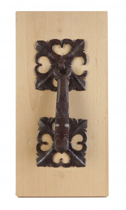 1049.  Aldaba en hierro forjado, con forma antropomorfa.Trabajo español, S. XVII.