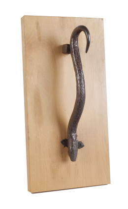 455.  Aldaba en hierro forjado, con forma zoomorfa.Trabajo español, S. XIX.