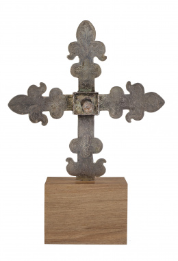 941.  Cruz-relicario en plata con remate de flores de lis.España S. XV - XVI.