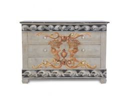 731.  Cómoda de madera de roble con policromía posterior.Trabajo francés, S. XIX.