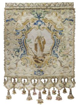 1053.  Estandarte de la Hermandad de San Antonio Abad de la Real Regalada de caballos (Reales Caballerizas) de su Majestad. Bordado atribuido a Antonio y Carlos Gómez de los Ríos (Obrador de Bordados del Palacio Real) y tejido de manufactura de Lyon.Con leyenda que reza "A devoción del Excmo. Duque de Medinaceli, Año de 1752".