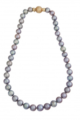 188.  Collar de perlas grises con cierre de esfera en oro mate