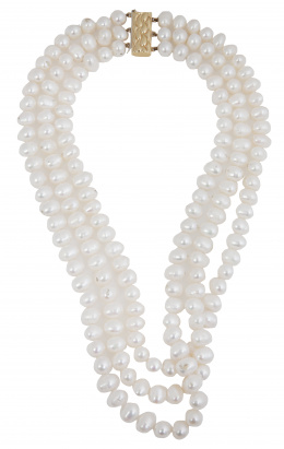 214.  Collar de tres hilos de perlas abotonadas con cierre rectangular de oro