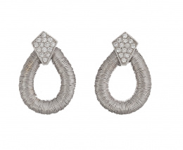 162.  Pendientes en forma de forma de oro blanco con rombo superior de brillantes