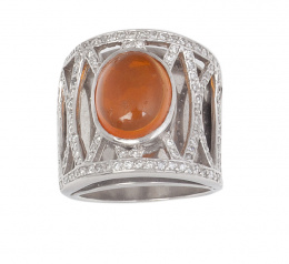 169.  Sortija ancha con cabuchón de ópalo de fuego en aro con enrejado cuajado de brillantes