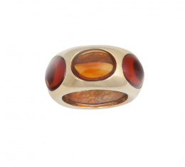 203.  Sortija ancha POMELLATO con tres cabuchones de cuarzo citrino