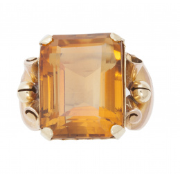 103.  Sortija años 40 con gran cuarzo citrino de 26,29 ct en montura con lazos y roleos