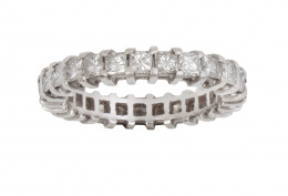 334.  Sortija alianza completa de brillantes que suman 2,80 ct