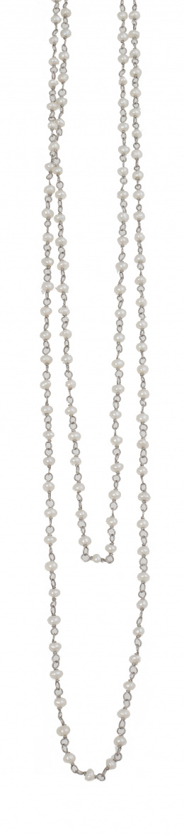 63.  Cadena larga estilo Art-Decó con perlas alternas con eslabones de platino