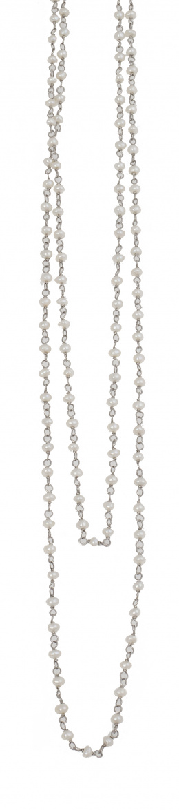 63.  Cadena larga estilo Art-Decó con perlas alternas con eslabones de platino