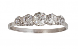 341.  Sortija cintillo de brillantes de tamaño creciente hacia el centro