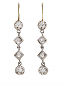 68.  Pendientes largos de brillantes de pp. S.XX con cuatro brillantes articulados