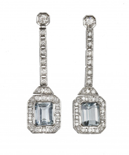 320.  Pendientes largos estilo Art-Decó con aguamarinas talla esmeralda orladas de brillantes
