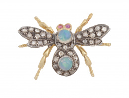 66.   Broche mosca con cuerpo de ópalos orlados de diamantes, y alas de diamantes